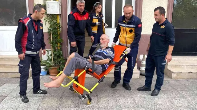 Ekiplerden yardım isteyen yaşlı adam, telefonla çağırdıkları yakınının cevabını duyunca hüngür hüngür ağladı