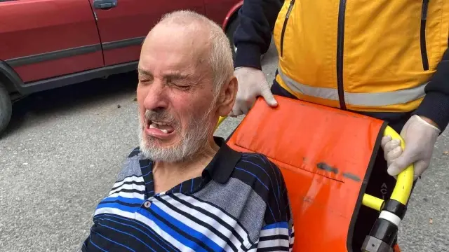 Ekiplerden yardım isteyen yaşlı adam, telefonla çağırdıkları yakınının cevabını duyunca hüngür hüngür ağladı