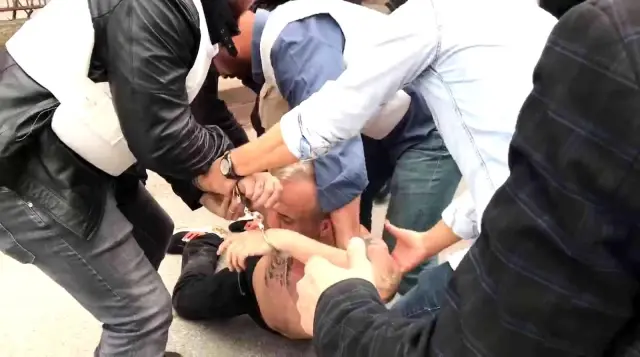 Şehrin göbeğinde yarı çıplak pompalı tüfekli dehşet yaşattı! Özel harekat polisleri devreye girdi