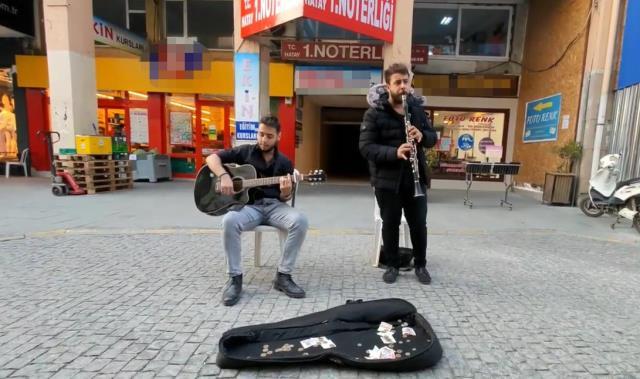 Sokak sanatçısının yüzünde şişe kırıp pişkince 'Biz sana mı vurduk' diye sormuşlar Sokak sanatçısının yüzünde şişe kırıp pişkince 'Biz sana mı vurduk' diye sormuşlar