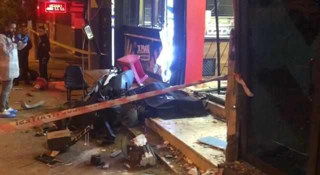Ataşehir'de kamyonet dükkana daldı! Kaldırımda bekleyen yaşamını yitirdi Ataşehir'de kamyonet dükkana daldı! Kaldırımda bekleyen yaşamını yitirdi