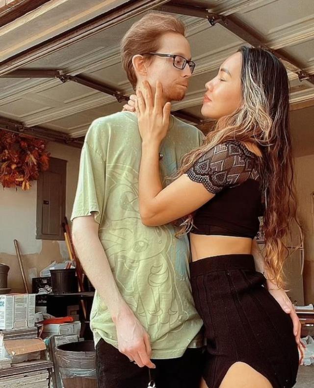 Genç kadın 'Sen çok güzelsin ama eşin öyle değil' yorumlarına isyan etti! İşte kocası