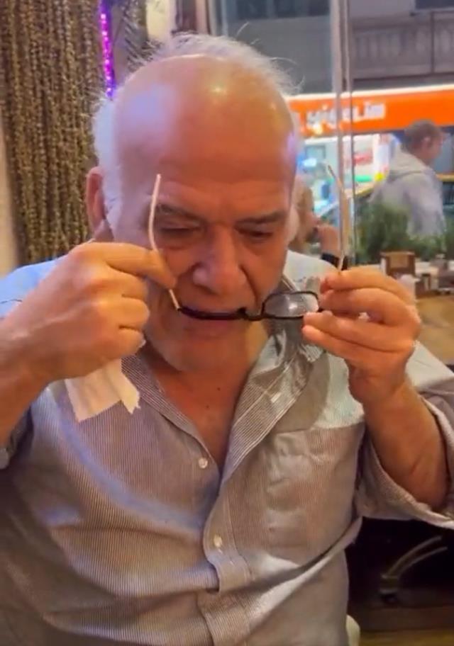 Mide bulandırdı! Ahmet Çakar'ın gözlük temizlerken yaptıkları 'Bu kadar da olmaz' dedirtti