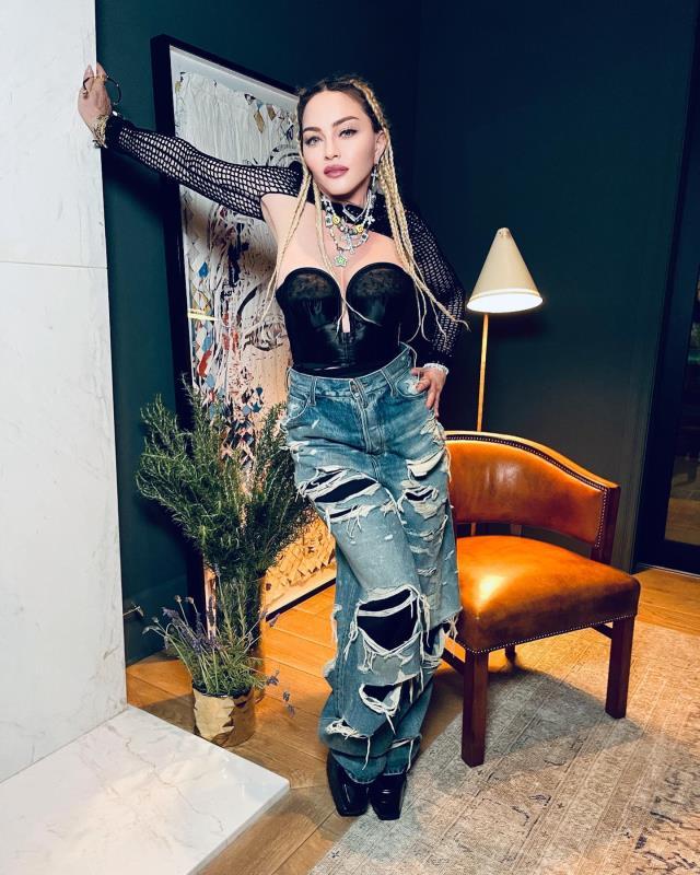 Pop yıldızı Madonna, pembe iç çamaşırıyla çektiği videoda eşcinsel olduğunu duyurdu