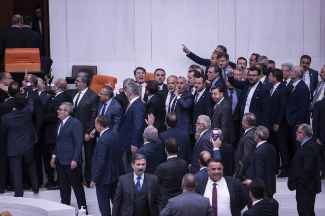 TBMM'de gergin gece! Muhalefetin protestosu sonrası, Basın Kanunu'nun tartışmalı 29. maddesi görüşülemedi TBMM'de gergin gece! Muhalefetin protestosu sonrası, Basın Kanunu'nun tartışmalı 29. maddesi görüşülemedi