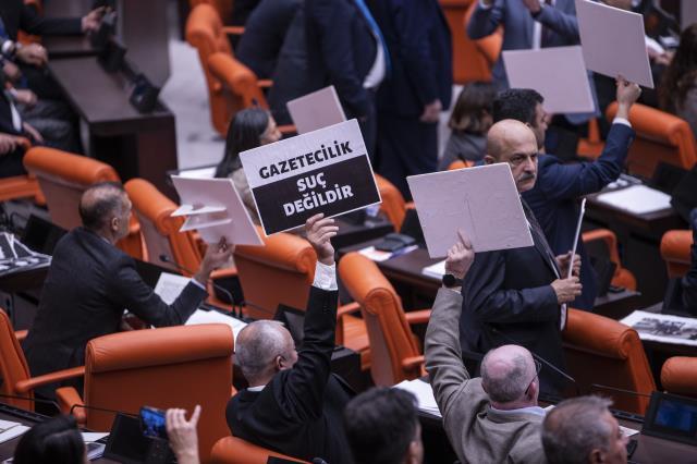 TBMM'de gergin gece! Muhalefetin protestosu sonrası, Basın Kanunu'nun tartışmalı 29. maddesi görüşülemedi TBMM'de gergin gece! Muhalefetin protestosu sonrası, Basın Kanunu'nun tartışmalı 29. maddesi görüşülemedi