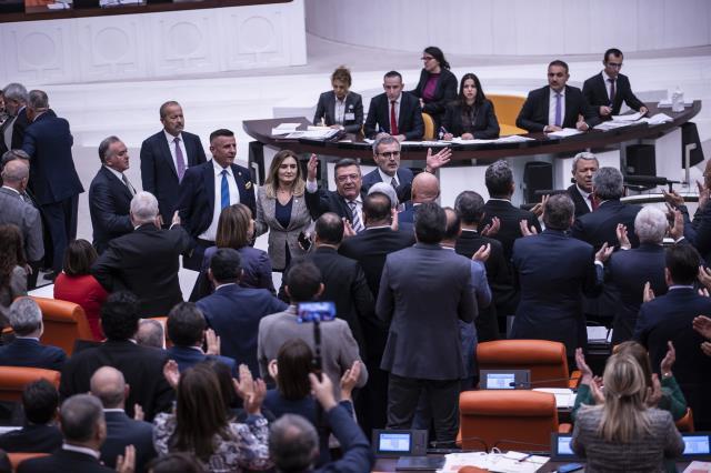 TBMM'de gergin gece! Muhalefetin protestosu sonrası, Basın Kanunu'nun tartışmalı 29. maddesi görüşülemedi TBMM'de gergin gece! Muhalefetin protestosu sonrası, Basın Kanunu'nun tartışmalı 29. maddesi görüşülemedi