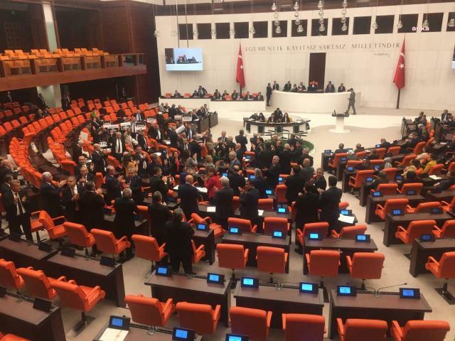 TBMM Genel Kurulu'nda 'Sansüre Hayır' Sloganı Yankılandı, Sansür Yasası Teklifi'nin 'Gerçeğe Aykırı Bilgi Yayma' Suçunu Düzenleyen Maddesi... TBMM Genel Kurulu'nda 'Sansüre Hayır' Sloganı Yankılandı, Sansür Yasası Teklifi'nin 'Gerçeğe Aykırı Bilgi Yayma' Suçunu Düzenleyen Maddesi...