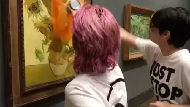 İngiltere'de pahalılığı protesto eden aktivistler, Van Gogh'un ünlü eserine domates çorbası döktü