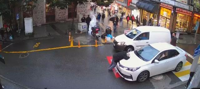 Kendini otomobilin önüne attı! Hastaneye götürmek isteyenlere cevabı daha ilginç Kendini otomobilin önüne attı! Hastaneye götürmek isteyenlere cevabı daha ilginç