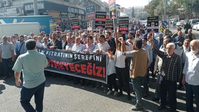 Şanlıurfa'daki LGBT karşıtı yürüyüşte gerginlik! Arkadan fırlayan vatandaşın sözleri olay çıkardı