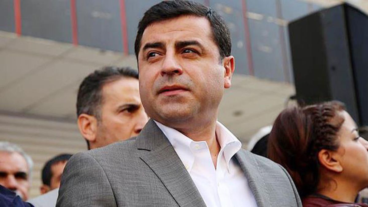 Selahattin Demirtaş'a 'kamu görevlisini hedef göstermekten' 2 yıl 6 ay hapis cezası verildi