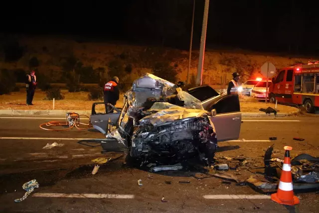 Otomobil ile kamyonun çarpıştığı kazada 2 kişi öldü, 2 kişi yaralandı