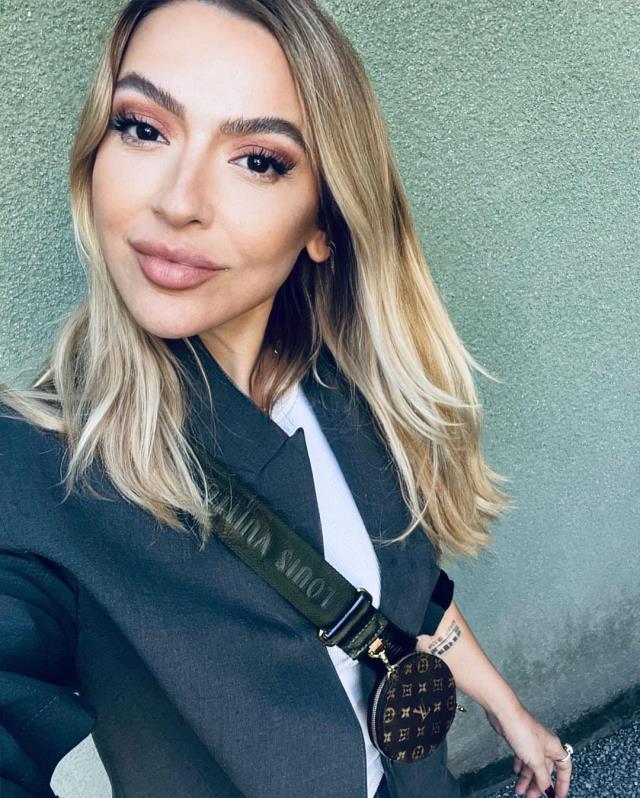 Zor günleri geride bırakan Hadise, göğüs dekolteli pozlarıyla kendine hayran bıraktı