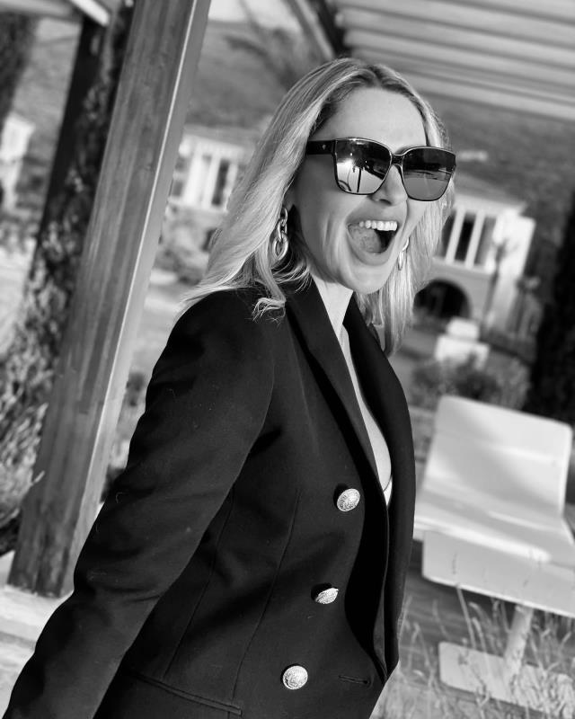 Zor günleri geride bırakan Hadise, göğüs dekolteli pozlarıyla kendine hayran bıraktı