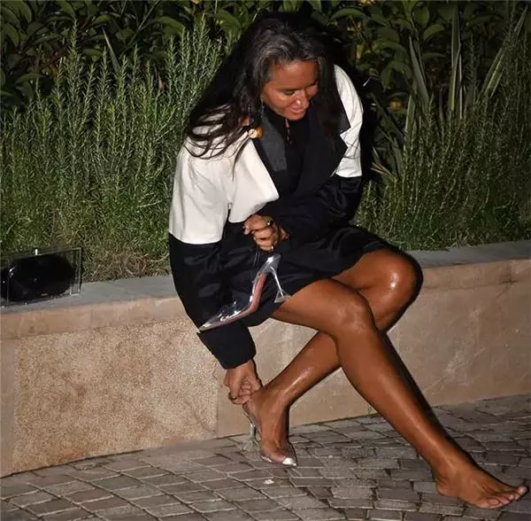 Sevgilisiyle görüntülenen Eda Taşpınar, derin göğüs dekoltesiyle yürek hoplattı