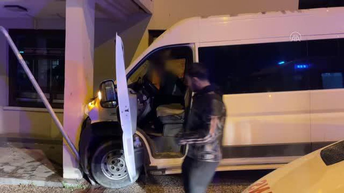 Duvara çarpan minibüsün içinden teneke alkol kutusu çıktı