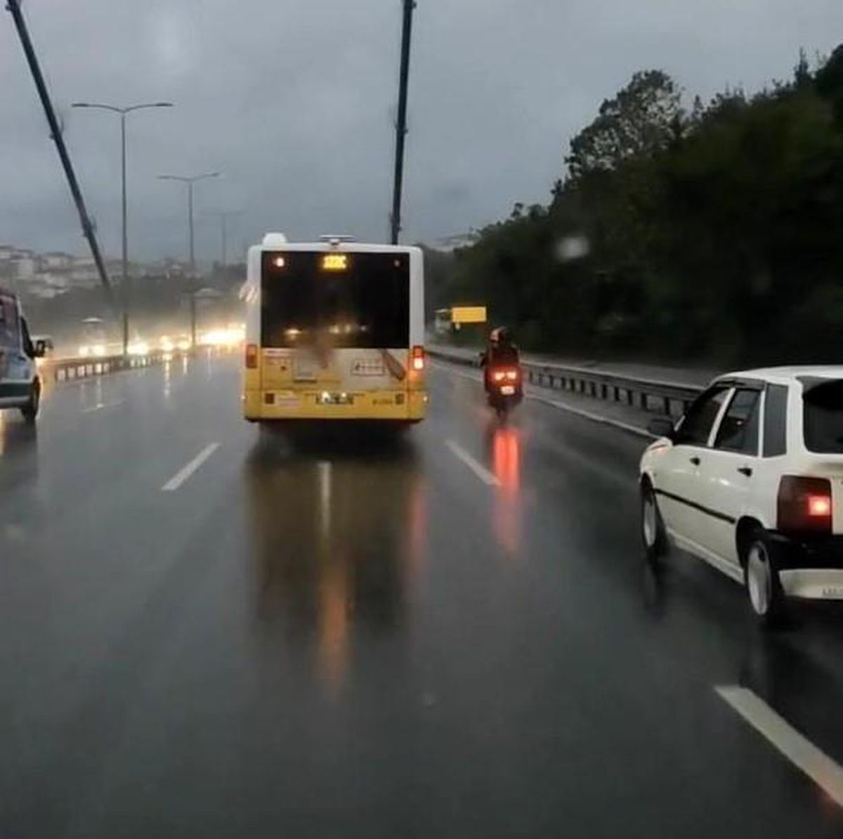 FSM Köprüsü'nde İETT otobüsü, motosikletliye rüzgara karşı siper oldu