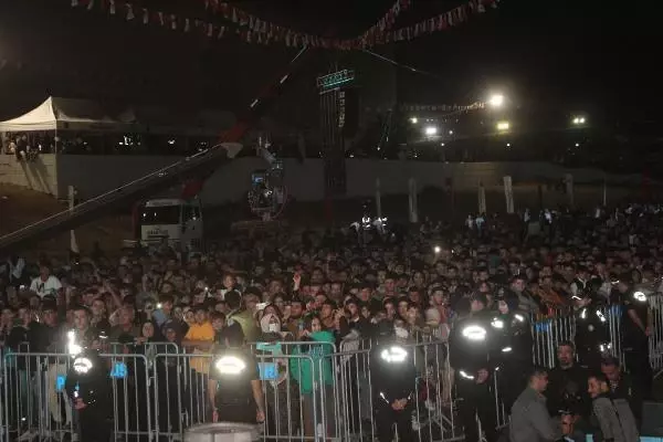 İngiltere'nin 'Gitmeyin' uyarısı yaptığı Şırnak'taki konsere 20 bin kişi katıldı İngiltere'nin 'Gitmeyin' uyarısı yaptığı Şırnak'taki konsere 20 bin kişi katıldı