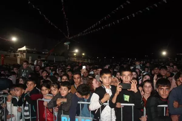İngiltere'nin 'Gitmeyin' uyarısı yaptığı Şırnak'taki konsere 20 bin kişi katıldı İngiltere'nin 'Gitmeyin' uyarısı yaptığı Şırnak'taki konsere 20 bin kişi katıldı