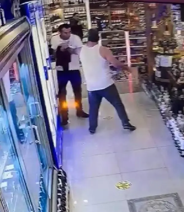 Sorun yaşadığı kardeşinin dükkanına baltayla saldırdı Sorun yaşadığı kardeşinin dükkanına baltayla saldırdı