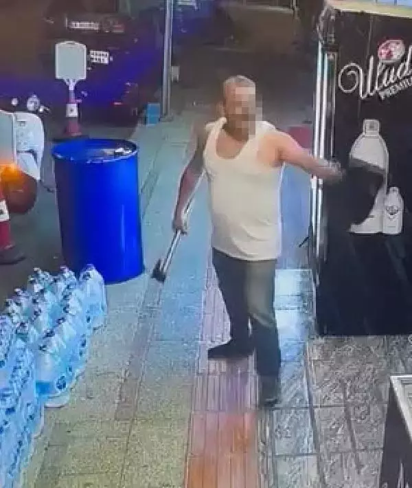 Sorun yaşadığı kardeşinin dükkanına baltayla saldırdı Sorun yaşadığı kardeşinin dükkanına baltayla saldırdı