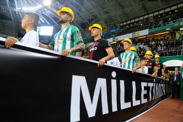 Konya'da tüyleri diken diken eden an! Futbolcular ve hakemler Bartın'da can veren madencileri baret takarak andı