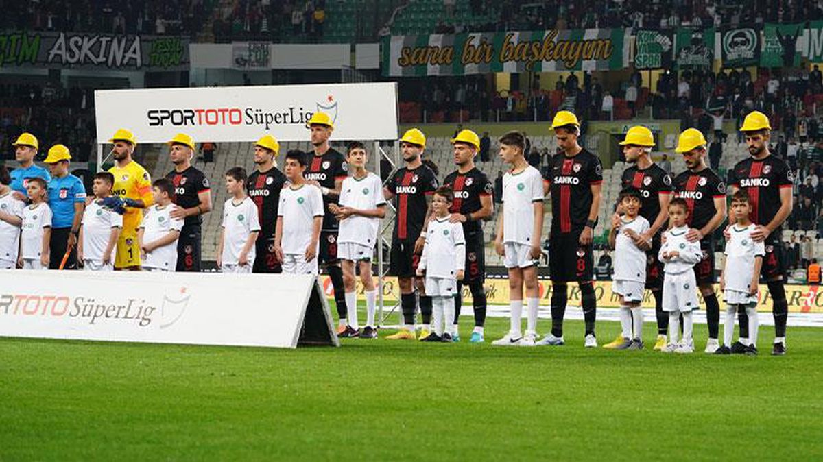 Konya'da tüyleri diken diken eden an! Futbolcular ve hakemler Bartın'da can veren madencileri baret takarak andı