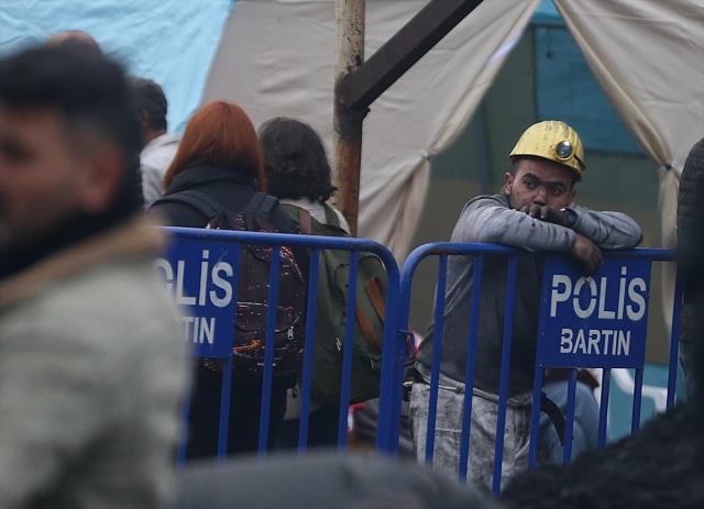 Maden ocağı patlamasının yaşandığı Bartın'da acı bekleyiş sürüyor! İşte kurtarma çalışmalarının devam ettiği bölgeden fotoğraflar Maden ocağı patlamasının yaşandığı Bartın'da acı bekleyiş sürüyor! İşte kurtarma çalışmalarının devam ettiği bölgeden fotoğraflar