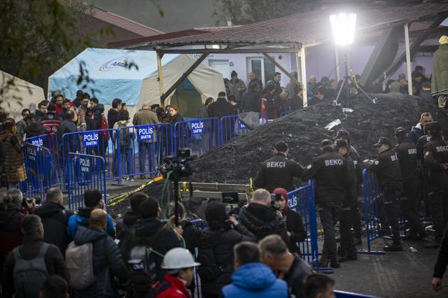 Maden ocağı patlamasının yaşandığı Bartın'da acı bekleyiş sürüyor! İşte kurtarma çalışmalarının devam ettiği bölgeden fotoğraflar Maden ocağı patlamasının yaşandığı Bartın'da acı bekleyiş sürüyor! İşte kurtarma çalışmalarının devam ettiği bölgeden fotoğraflar