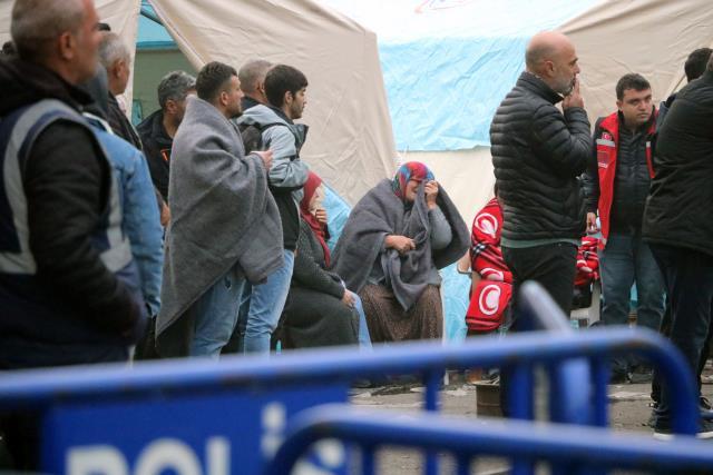 Maden ocağında mahsur kalan oğlunu bekleyen annenin feryatları yeri göğü inletti Maden ocağında mahsur kalan oğlunu bekleyen annenin feryatları yeri göğü inletti