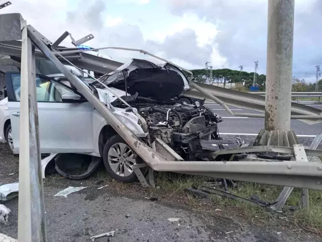 Bariyerlere ok gibi saplanan araçtan 2'si hostes 3 kişi sağ çıktı