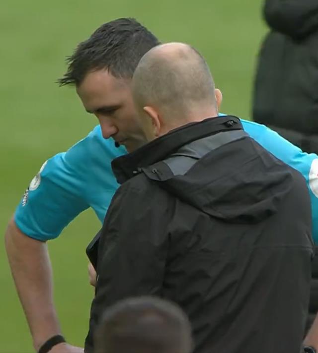 Premier Lig'de hakem kulağına söylenenlerden sonra herkesi apar topar soyunma odasına yolladı Premier Lig'de hakem kulağına söylenenlerden sonra herkesi apar topar soyunma odasına yolladı