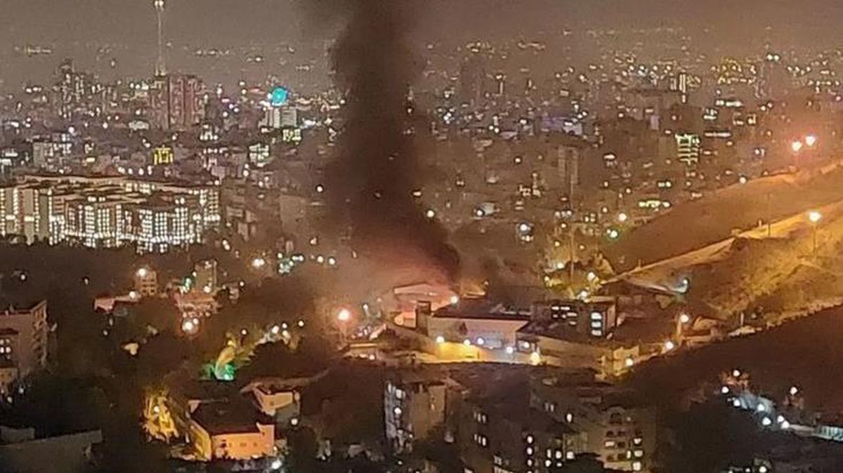 İran'da gardiyan ve tutukluların birbirine girdiği hapishane yangını sonrası sokaklar da karıştı