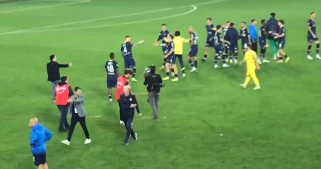 Batshuayi'yi kenarda gören Jorge Jesus sinirden çılgına döndü! Yaptığı hareket çok konuşulur Batshuayi'yi kenarda gören Jorge Jesus sinirden çılgına döndü! Yaptığı hareket çok konuşulur