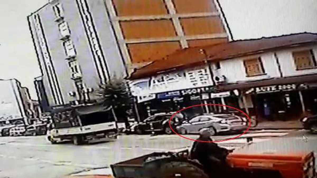 Sürücüsü sara nöbeti geçirince kontrolden çıkan otomobil 6 araca çarparak durabildi