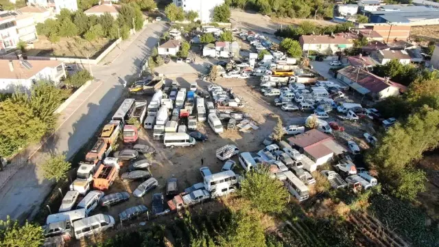 Elazığ'da 25 milyonluk servet, araç mezarlığında göz göre göre çürüyor Elazığ'da 25 milyonluk servet, araç mezarlığında göz göre göre çürüyor