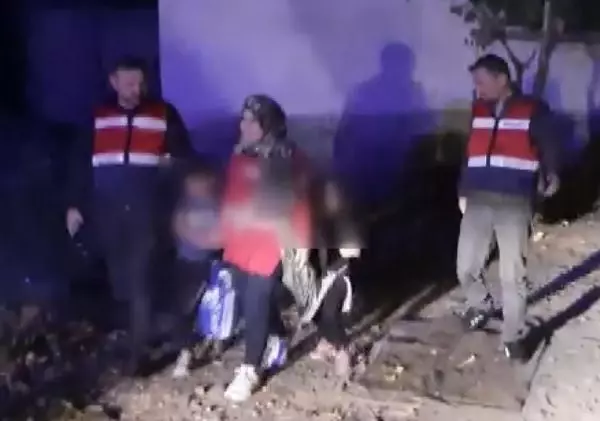 ESKİ EŞİNDEN FİDYE İÇİN İKİ ÇOCUĞUNU KAÇIRAN ANNE VE SEVGİLİSİ YAKALANDI ESKİ EŞİNDEN FİDYE İÇİN İKİ ÇOCUĞUNU KAÇIRAN ANNE VE SEVGİLİSİ YAKALANDI