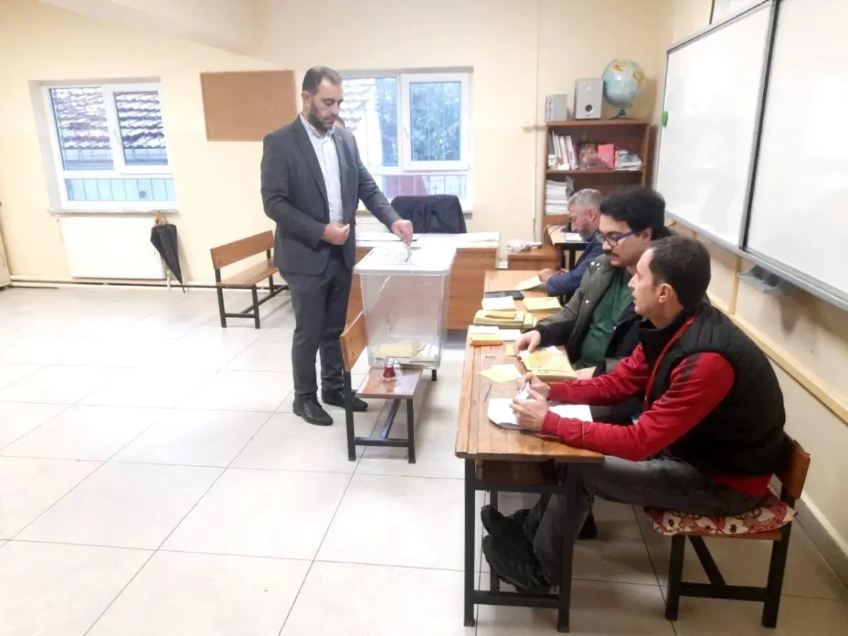 490 seçmenli köyde referandum mesaisi! Mahalle olmak için sandık başına gittiler