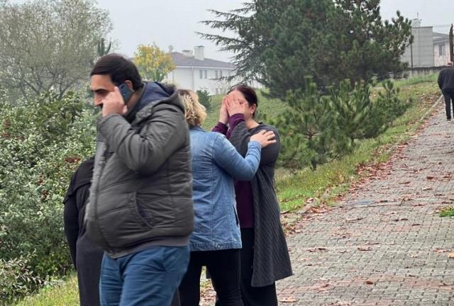 Park halinde bıraktığı otomobilini bahçeye uçmuş halde gören kadın sinir krizi geçirdi Park halinde bıraktığı otomobilini bahçeye uçmuş halde gören kadın sinir krizi geçirdi