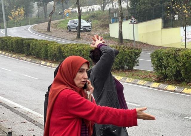 Park halinde bıraktığı otomobilini bahçeye uçmuş halde gören kadın sinir krizi geçirdi Park halinde bıraktığı otomobilini bahçeye uçmuş halde gören kadın sinir krizi geçirdi