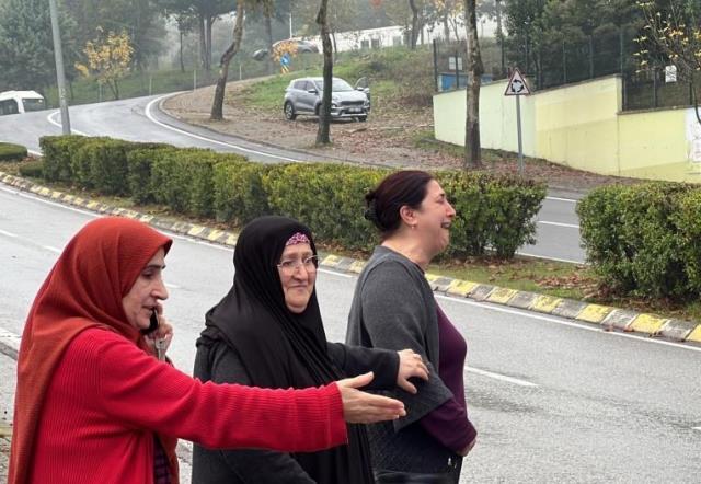 Park halinde bıraktığı otomobilini bahçeye uçmuş halde gören kadın sinir krizi geçirdi Park halinde bıraktığı otomobilini bahçeye uçmuş halde gören kadın sinir krizi geçirdi