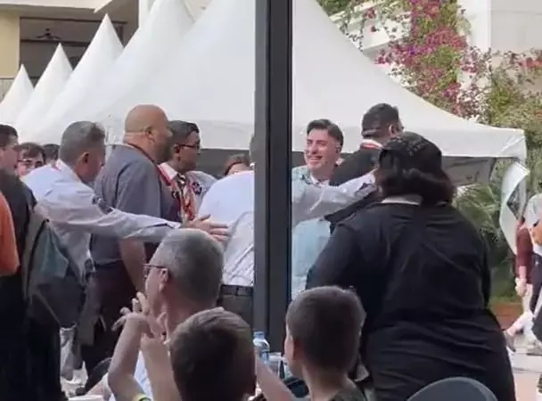 Ünlü şef Somer Sivrioğlu koruma ordusuyla geziyor! Sosyal medyaya düşen görüntüye yapılan yorumlar bomba Ünlü şef Somer Sivrioğlu koruma ordusuyla geziyor! Sosyal medyaya düşen görüntüye yapılan yorumlar bomba