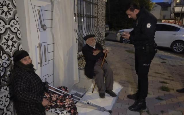 Bu nasıl vicdansızlık! Ev sahibi kilidi değiştirince yaşlı çift sokakta kaldı Bu nasıl vicdansızlık! Ev sahibi kilidi değiştirince yaşlı çift sokakta kaldı