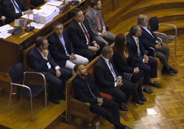 Dünyaca ünlü futbolcu Neymar sanık koltuğunda! Suçlamayı reddedip topu babasına attı Dünyaca ünlü futbolcu Neymar sanık koltuğunda! Suçlamayı reddedip topu babasına attı