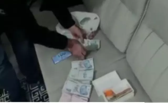 Afyonkarahisar'da FETÖ'ye yönelik operasyonunda yarım milyona yakın para ve altın ele geçirildi.
