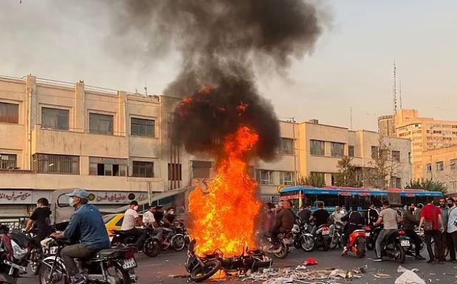 İran'ı daha da karıştıracak görüntü! Polisin gözaltına aldığı kadını taciz ettiği anlar kamerada