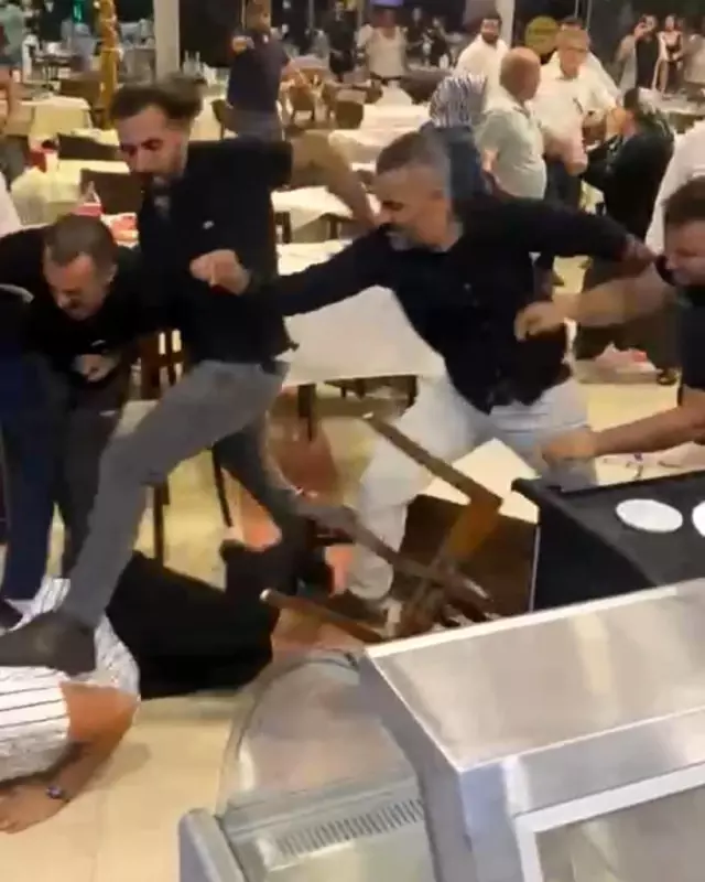 İstek şarkı isteyen müşterinin kafasında sandalye kırdılar