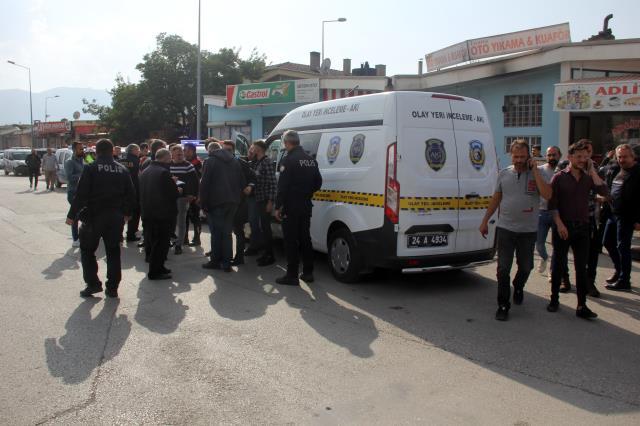 Mahkemeden çıktı adliye önünde davalı oldukları gencin babasını öldürdü