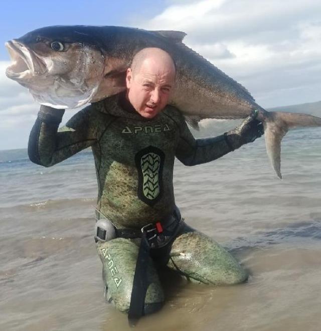 Zıpkınla 50 kiloluk akya balığı avladı Zıpkınla 50 kiloluk akya balığı avladı